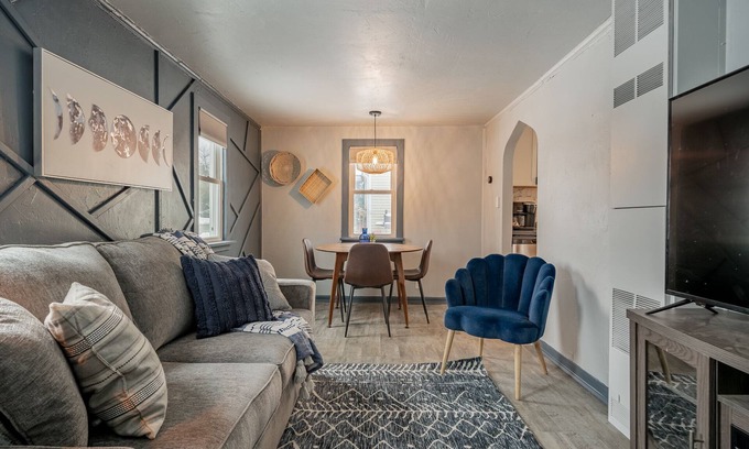 Appleton House | Cozy Home Fenced Yard Fully Furnished in Quite Neighborhood