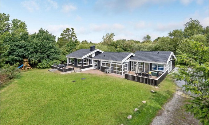 Bratten Strand House | Cozy Home In Jerup With Kitchen
