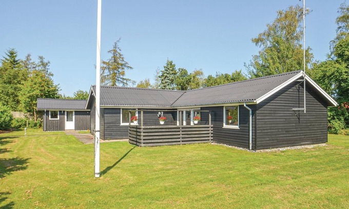 Bøtø By House | Cozy home in Væggerløse with WiFi