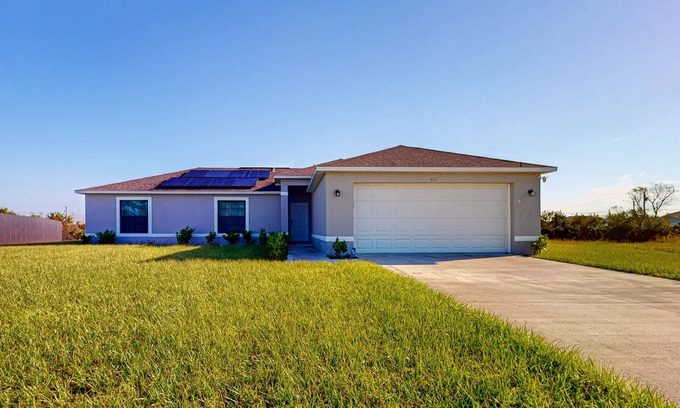 Diplomat House | Cozy Home with backyard, canal view, fully equipped kitchen, dog friendly