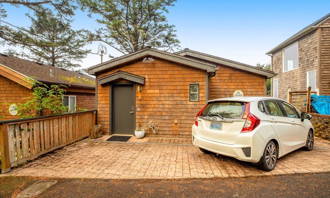 Oceanside House | Cozy house with WiFi, sweeping ocean views, & nearby beach access