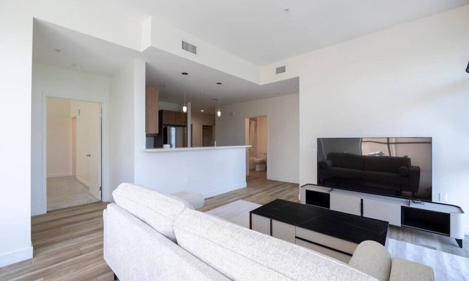Wilshire Apartment | Cozy K-Town 2B2BA w/Balcony (ID266)