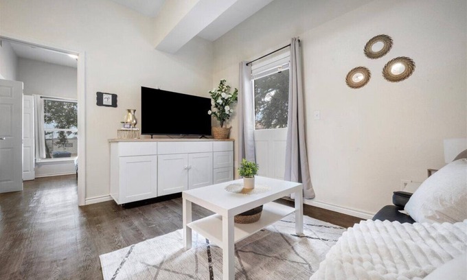 Austin Apartment | Cozy King 1B Heart of Austin -Walk to Moody ACL UT & SXSW