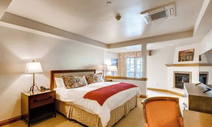 Vail Hotel | Cozy King Room at Gravity Haus in the heart of Vail Village - walk to ski lifts!