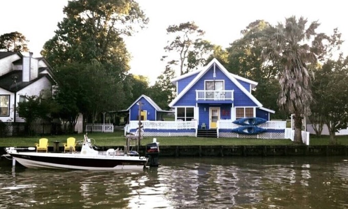 Pointblank Cabin | Cozy Lakefront Getaway On Lake Livingston. No Pets Allowed