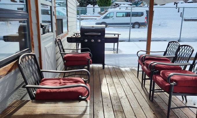 Oxbow House | Cozy little cabin in the heart of Hells Canyon, with boat parking.