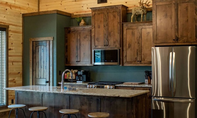 Simms Cabin | Cozy Lodge at Ward Creek Ranch close to interstate and wedding venues.