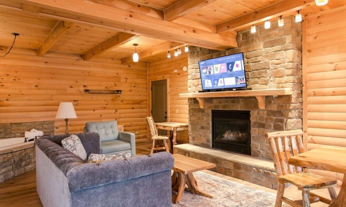 Millersburg Apartment | Cozy Lodge Fireplace Suite in Ohio's Amish Country