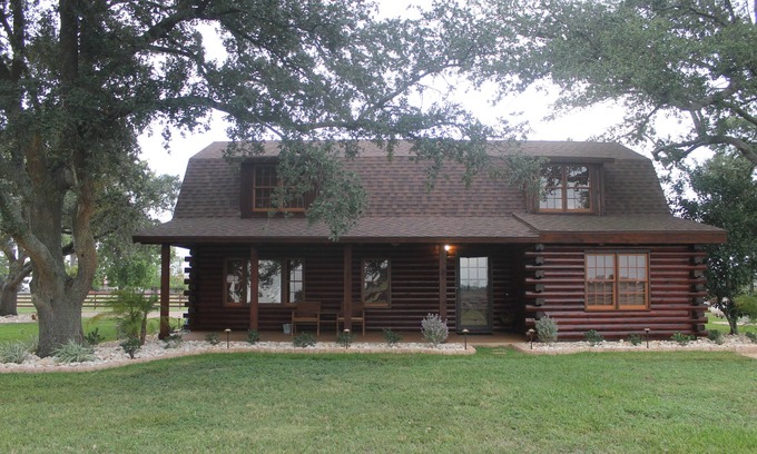 Needville Cabin | Cozy log cabin on 80 acre Homestead.