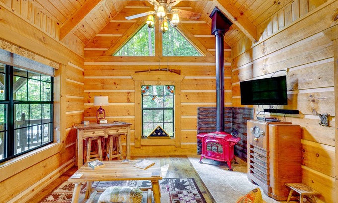 Bean Station Cabin | Cozy Log Cabin on 11 Acres: 3 Mi to Cherokee Lake!