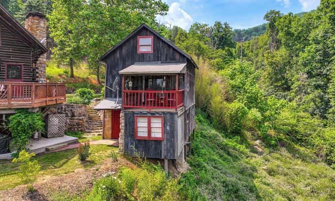 Stanley Apartment | Cozy Luray Cabin w/Views: Near Hiking Trails!