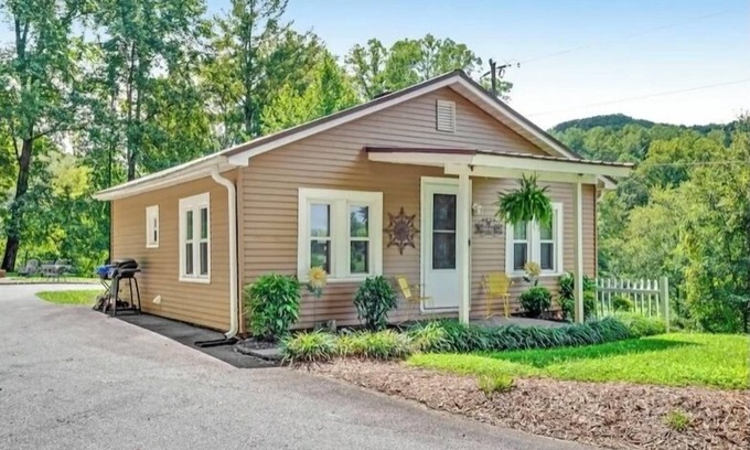 Horse Shoe House | Cozy Mountain Cottage