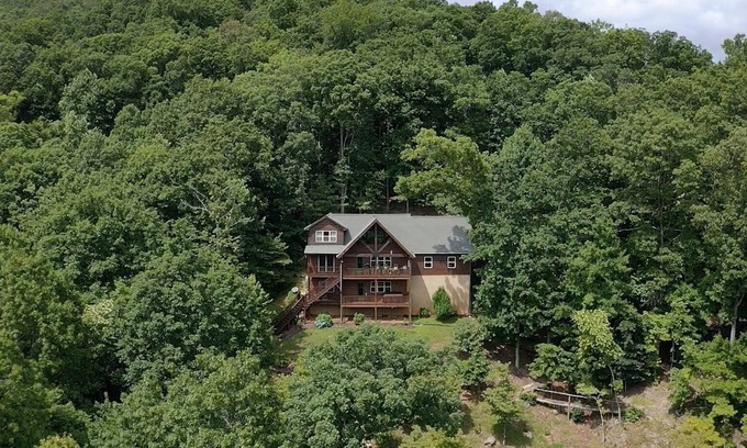 Blairsville Cabin | Cozy Mountain Getaway w/ Hot Tub and Fire Pit - The Great Escape