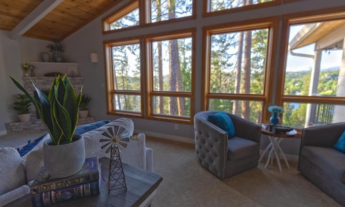 Groveland Villa | Cozy mountain retreat with lake views near Yosemite