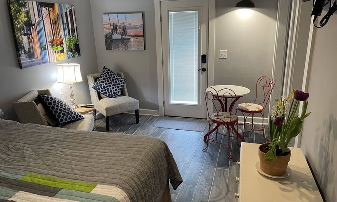 Mount Pleasant Apartment | Cozy Neighborhood One Bedroom. Minutes to the beach and downtown Charleston.
