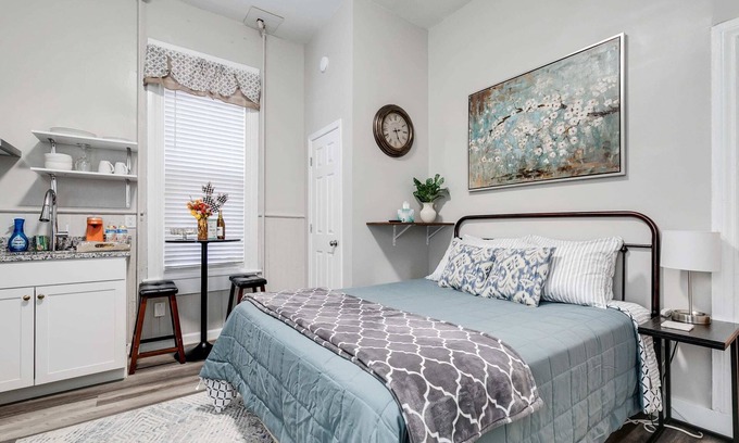 Richmond Condo | Cozy nest/private porch/museums/free parking