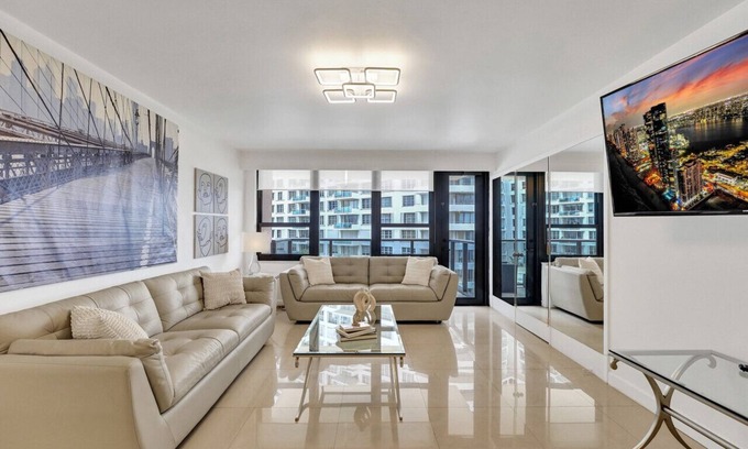 Miami Beach Apartment | Cozy Ocean View Condo/Beach Service & Pool/617