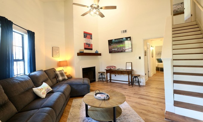 Oxford Cottage | Cozy Oxford Cottage - Close to mTrade Park and OM Golf Course!
