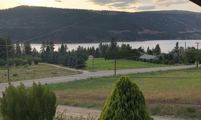 Central Okanagan House | Cozy & Quaint 3 Bedroom Suite