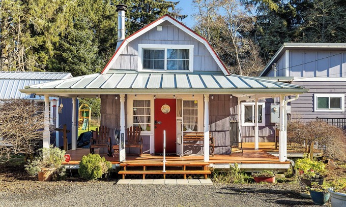 Westport Cottage | Cozy & Quaint Westport Cottage, EV charger, 1mi to beach, restaurants & parks