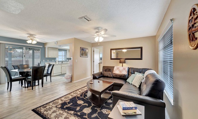 South Venice House | Cozy, Relaxing Escape- Heated Pool, Mins to Beach