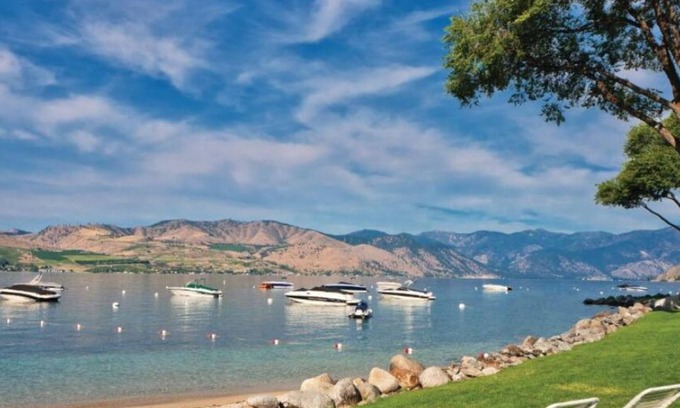 Chelan Resort | Cozy resort in amazing Chelan with AC, fitness room & pool, next to Lake Chelan