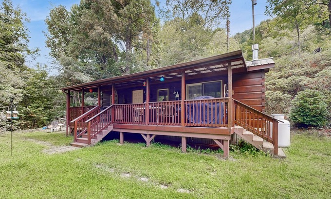 Canton Cabin | Cozy retreat nestled in the mountains near Blue Ridge Parkway