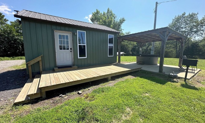 Hatfield Apartment | Cozy Retreat w/Hot Tub, Fire Pit & King Bed