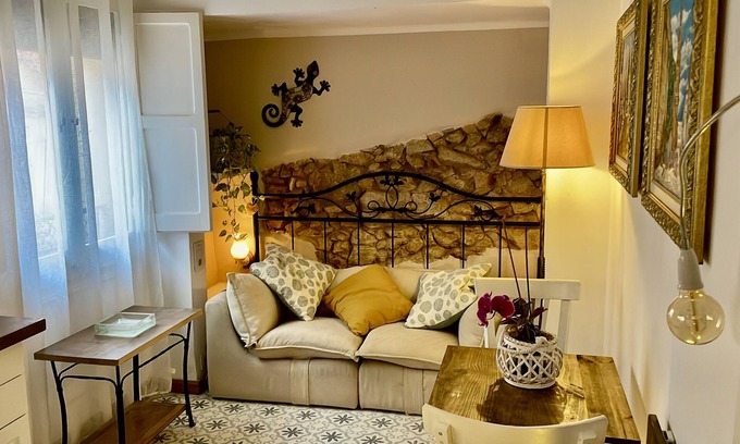Sant Feliu de Guixols Apartment | Cozy Room Gecko. With full bathroom, kitchenette, and independent access.