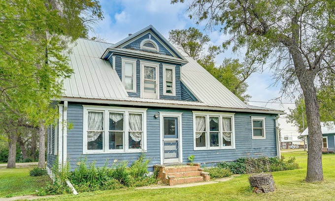 Zeeland House | Cozy Rural Hideaway in McIntosh County!