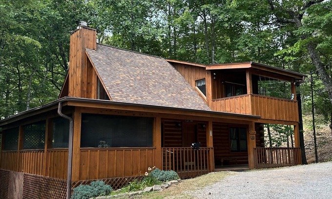 Gatlinburg - Pigeon Forge Cabin | Cozy Rustic Cabin located in Sky Harbor. 5 miles to all things Dollywood!