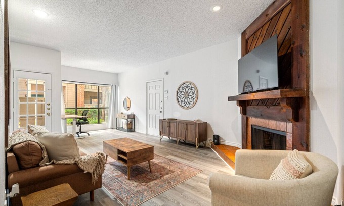 Park Central Apartment | Cozy Rustic Condo w/Pool + Patio + Mailbox