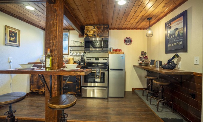 Ariel House | Cozy Rustic Getaway with Year-Round Recreation