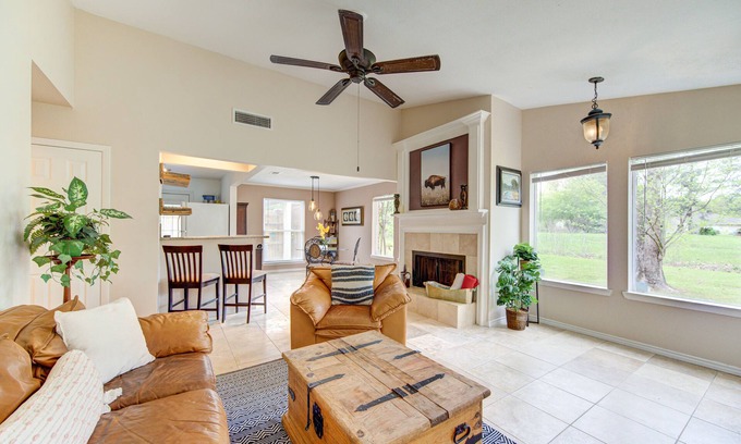Northside Apartment | Cozy Rustic Townhome! 2bd/2bth ! W/D