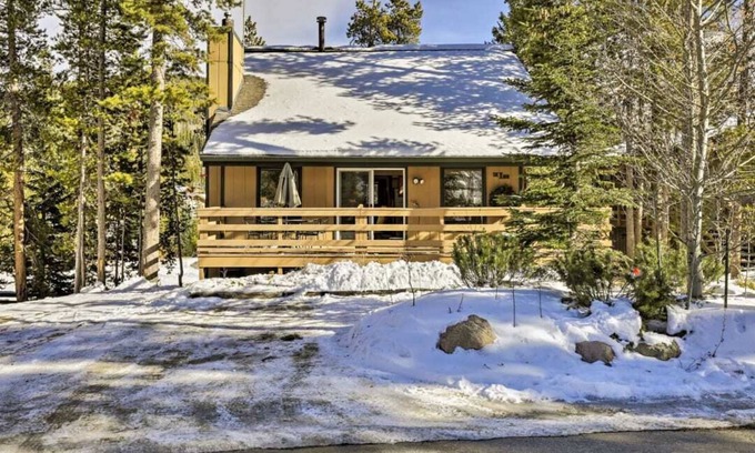 Old Town Cabin | Cozy Ski Inn! Walk to Slopes! Fabulous Hot Tub