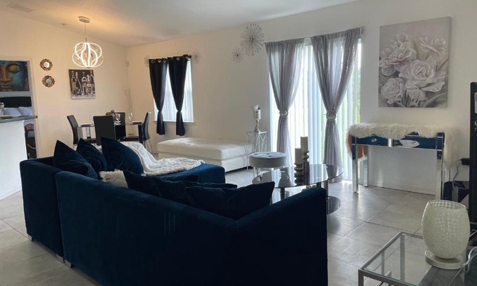 Kissimmee House | Cozy Spacious 4bd with Garden tub near Disney