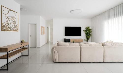 Kiryat Ata Apartment | Cozy & spacious 4BR with jacuzzi