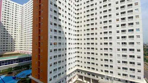 Rawasari Apartment | Cozy Stay Studio at Green Pramuka City Apartment By Travelio