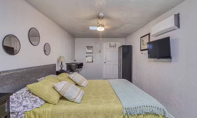 El Paso Apartment | Cozy Studio Apartment at the Base of the Mountain!