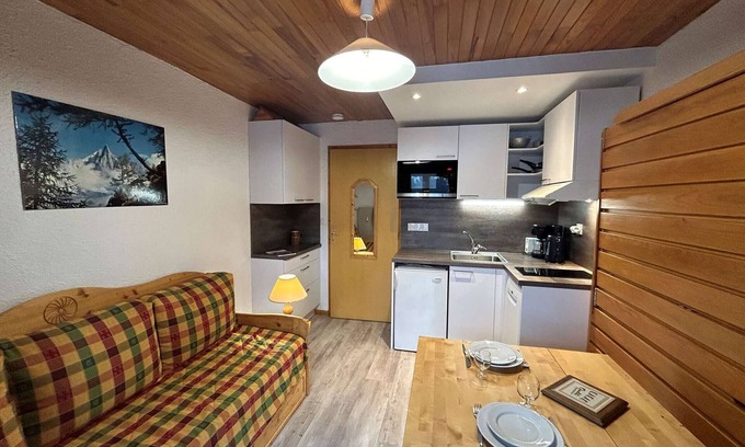 Meribel Apartment | Cozy Studio for 2 near Slopes with Balcony, Ski Storage & Pet-Friendly in Méribel