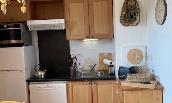 Orcieres-Merlette Apartment | Cozy Studio for 2 on Ski Slopes with Pool, Parking, and Free Wi-Fi