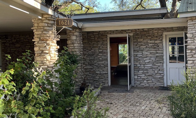 Barton Heights Apartment | Cozy studio under the Oaks, easy walk to Zilker park and fun!