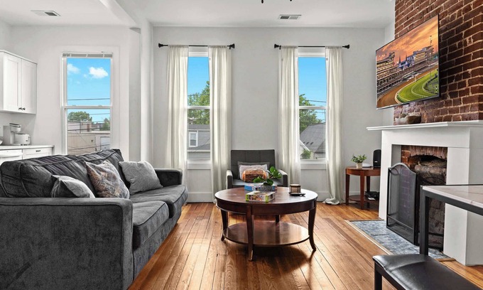 Shelby Park Apartment | Cozy Top Unit | Perfect for Work & Small Groups!