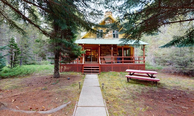 Island Park Cabin | Cozy Twin Pines* Free Wifi, Bbq Grill, Sleeps 6, Free Trash Pick-up