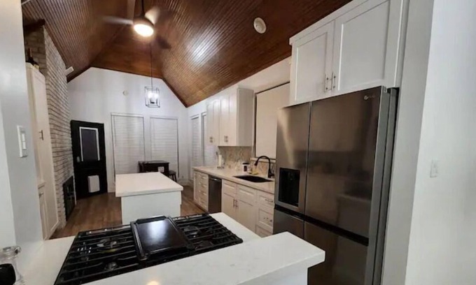 Tomball House | Cozy Victorian house. Pet friendly
