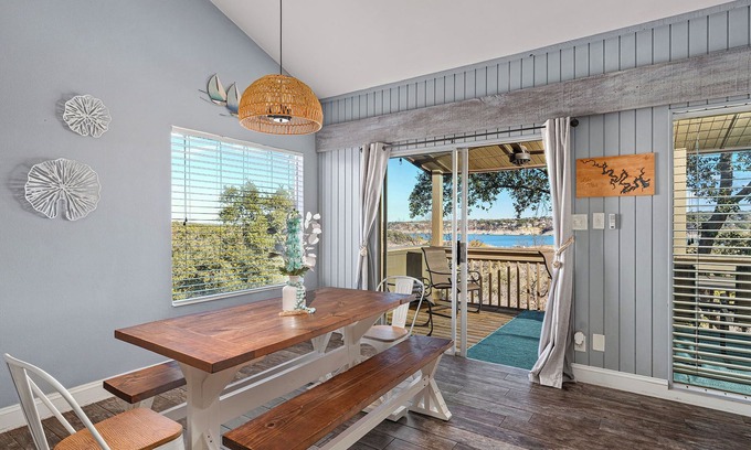 Point Venture House | Cozy Waterfront/Amazing Views/"Paradise Point" in Point Venture!
