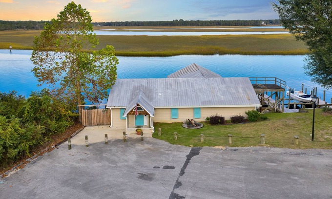 Varnamtown House | Cozy Waterfront Home! 2BR/2BA Large covered deck*fishing dock*floating boat dock