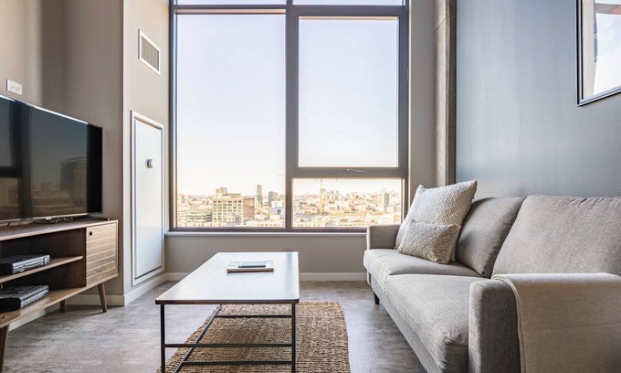 West Loop Apartment | Cozy West Loop 1BR w/Pool, Gym, nr. Restaurant Row, by Blueground