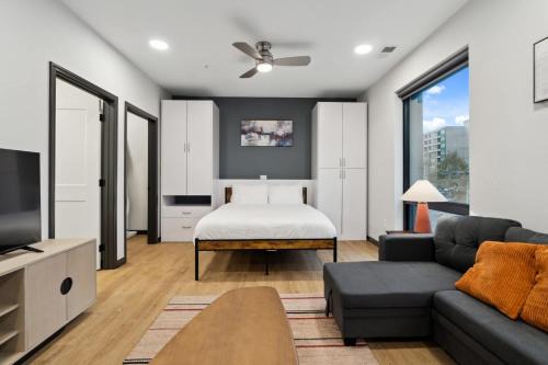 Lockerbie Square Apartment | CozySuites Mass with parking lounge & roof deck #24