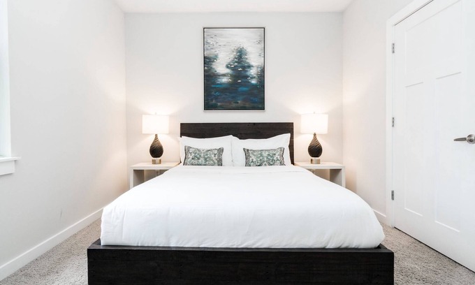 Music Row Apartment | CozySuites Music Row Stunning 2BR -free parking 50